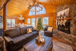 Smart TV, caminetto, videogiochi, tavolo da calcetto