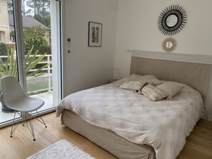 4 bedrooms, iron/ironing board, WiFi, bed sheets