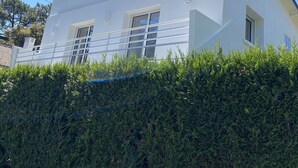 Un edificio moderno blanco con techo plano y ventanas grandes.