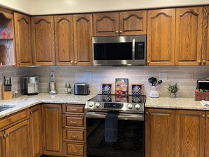 Kjøleskap, mikrobølgeovn, ovn og kokeplater