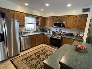 Fridge, microwave, oven, stovetop - Gorgeous Beach town-Tropical Private heated Pool & Tiki Lanai Close to Beaches! (Largo)