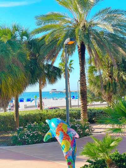 Gorgeous Beach town-Tropical Private heated Pool & Tiki Lanai Close to Beaches!