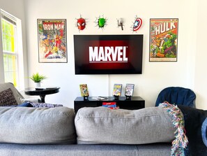 Smart TV, books - 4 miles to Disney No Pet Fee! Low cleaning fee! Pools, hot tubs, Tiki Bar etc! (Kissimmee)