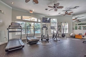 Fitness facility - 4 miles to Disney No Pet Fee! Low cleaning fee! Pools, hot tubs, Tiki Bar etc! (Kissimmee)