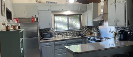 Een koelkast, een microgolfoven, een oven, een kookplaat