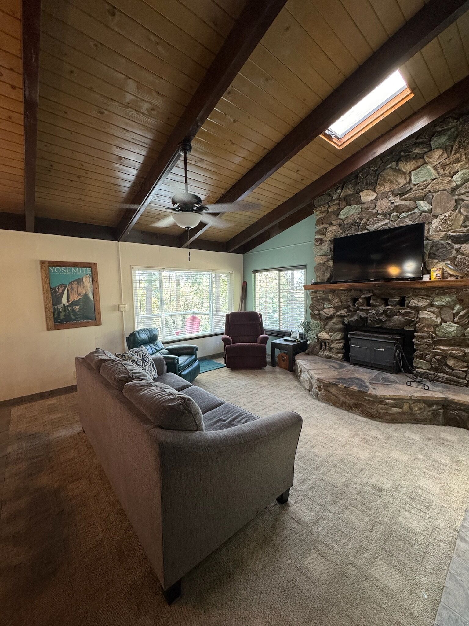 Smart TV, fireplace, DVD player, table tennis