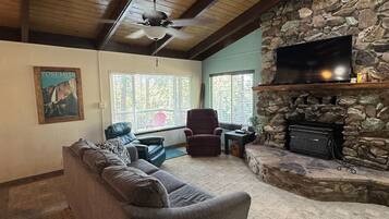 Smart TV, fireplace, DVD player, table tennis