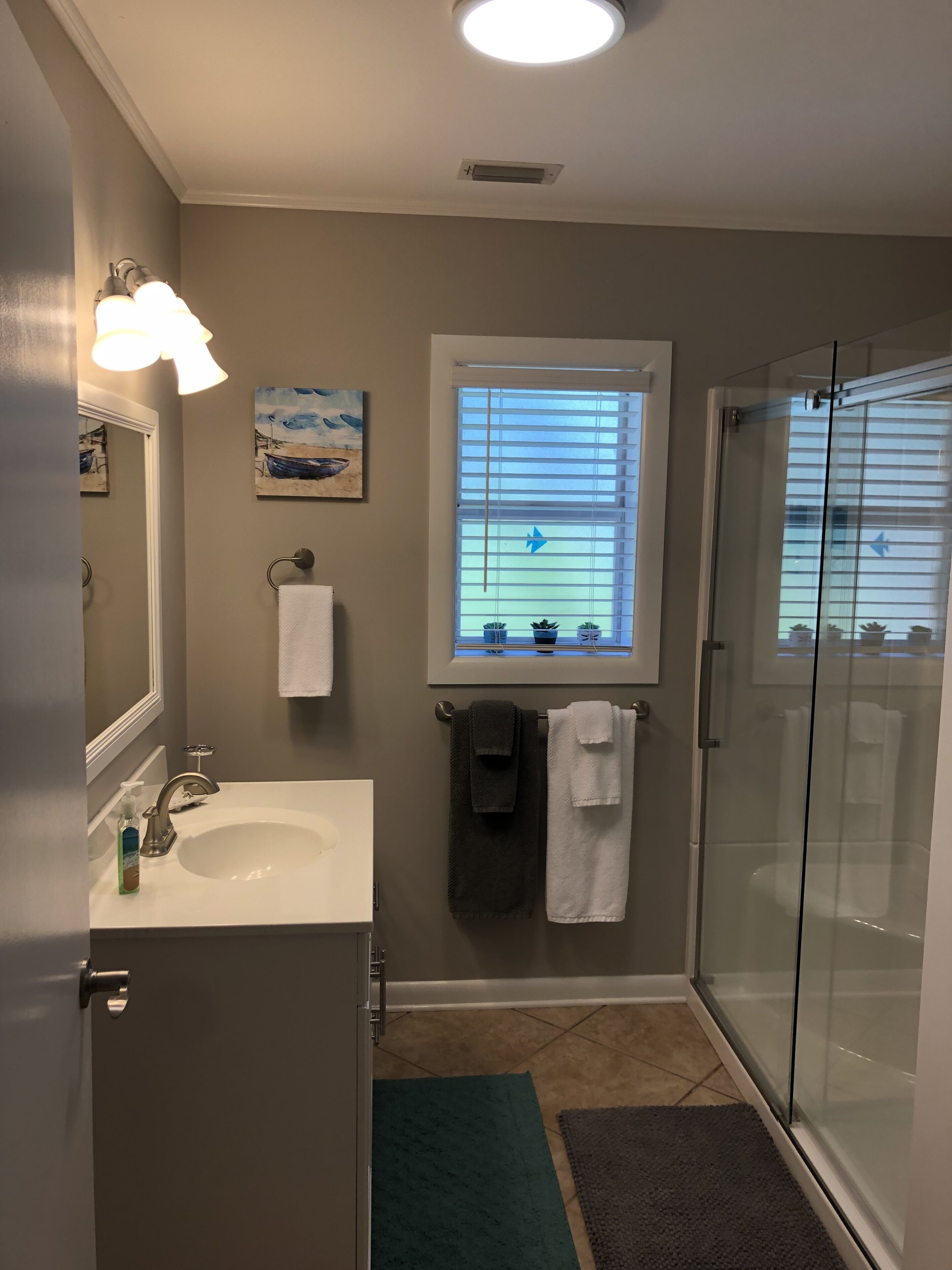 Een douche, een haardroger, handdoeken, zeep