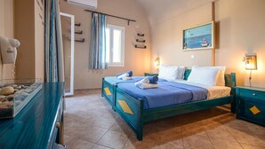 Une chambre à coucher avec un lit, une table de chevet, un climatiseur fixé au mur, une fenêtre avec des rideaux et un tableau accroché au mur.
