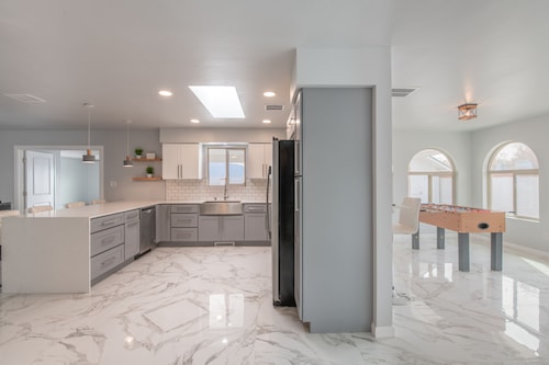 Amazing views! Family-sized house with game, fashion mall