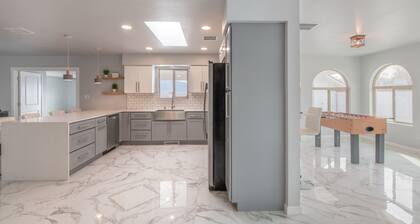 ¡Vistas increíbles! Casa de tamaño familiar con juegos, centro comercial de moda