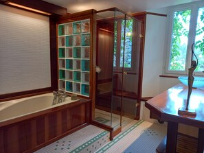 Bathtub, hair dryer, towels, toilet paper - Charming village house in the Golf de St Tropez. (La Garde-Freinet)