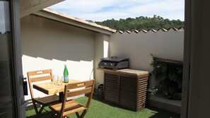 Outdoor dining - Charming village house in the Golf de St Tropez. (La Garde-Freinet)