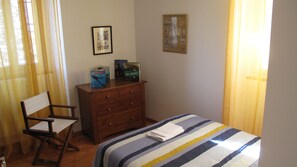 3 bedrooms, iron/ironing board, travel crib, bed sheets - Charming village house in the Golf de St Tropez. (La Garde-Freinet)