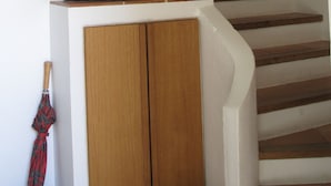 Een trap met houten treden en een donker beeld op de belangingsplaats.