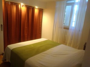 3 bedrooms, iron/ironing board, travel crib, bed sheets - Charming village house in the Golf de St Tropez. (La Garde-Freinet)