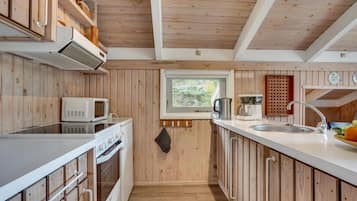 Fridge, stovetop, coffee/tea maker