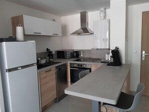 Een koelkast, een microgolfoven, een oven, een kookplaat