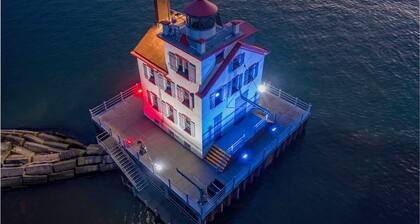 Historical 6 bed home, game room, short walk to beach & harbor lighthouse views.