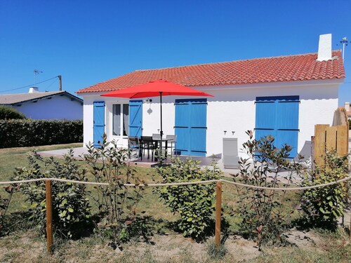 Detached house near beach and shops