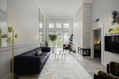 ELEGANT PRESTINE New Remodel. Ideal for one Adult 