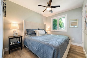 2 bedrooms, free WiFi - Lakefront Haven, Brand new! Beachfront escape! (Bayfield)