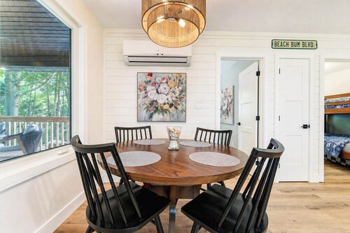 Lakefront Haven, Brand new! Beachfront escape!