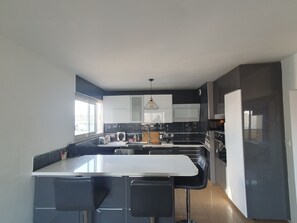 Refrigerador, microondas, horno y lavavajillas 