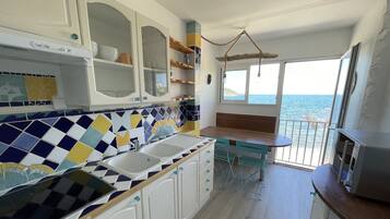 Réfrigérateur, four à micro-ondes, un four, surface de cuisson