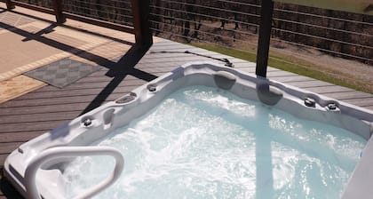 Mountain Retreat w/ Great Views, LARGE HOT TUB, Great WIFI, Near Luray Caverns