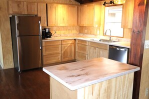 Kylskåp, mikrovågsugn, ugn och spishäll