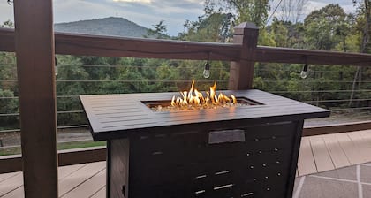 Mountain Retreat w/ Great Views, LARGE HOT TUB, Great WIFI, Near Luray Caverns