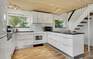 Frigorifero, forno, piano cottura, lavastoviglie