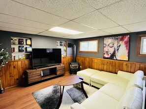 Smart TV, fireplace, table football, ping pong - Stairway to Beach - Splendid 4 Bedroom Quite Home (Port Elgin)