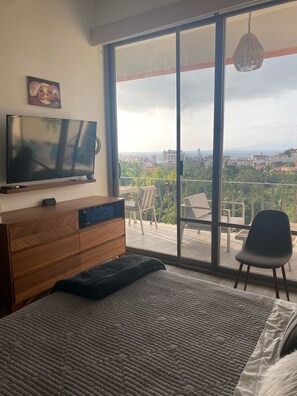 1 dormitori, escriptori, planxa i posts de planxar i wifi 