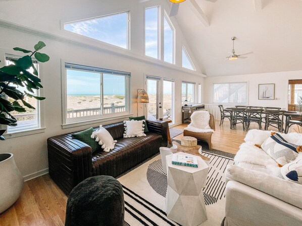 TV connectée, cheminée, livres