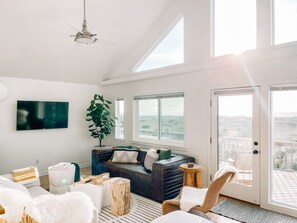 TV connectée, cheminée, livres