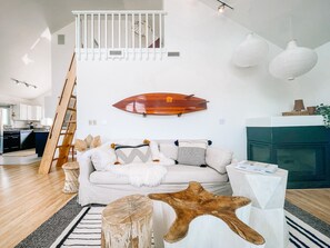 TV connectée, cheminée, livres