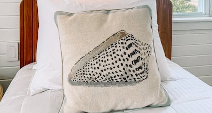 Dune Haus ~ Lovely Oceanfront Cottage Private Cape Hatteras Beach HotTub Lift