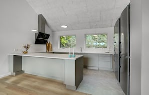 ثلاجة، موقد طهي مسطح، غسالة أطباق