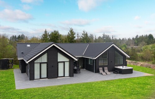 Gorgeous home in Blokhus with jacuzzi