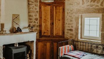 4 chambres, bureau, fer et planche Ă repasser, lit parapluie