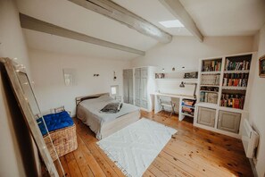 4 Schlafzimmer, Schreibtisch, Bügeleisen/Bügelbrett, Reisekinderbett