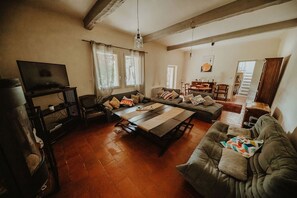 Fernseher, Kamin, Videospiele, DVD-Player