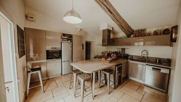 Réfrigérateur, micro-ondes, four, plaque de cuisson