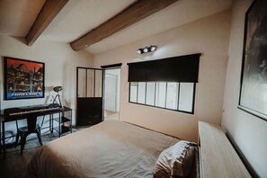 4 bedrooms, desk, iron/ironing board, travel crib