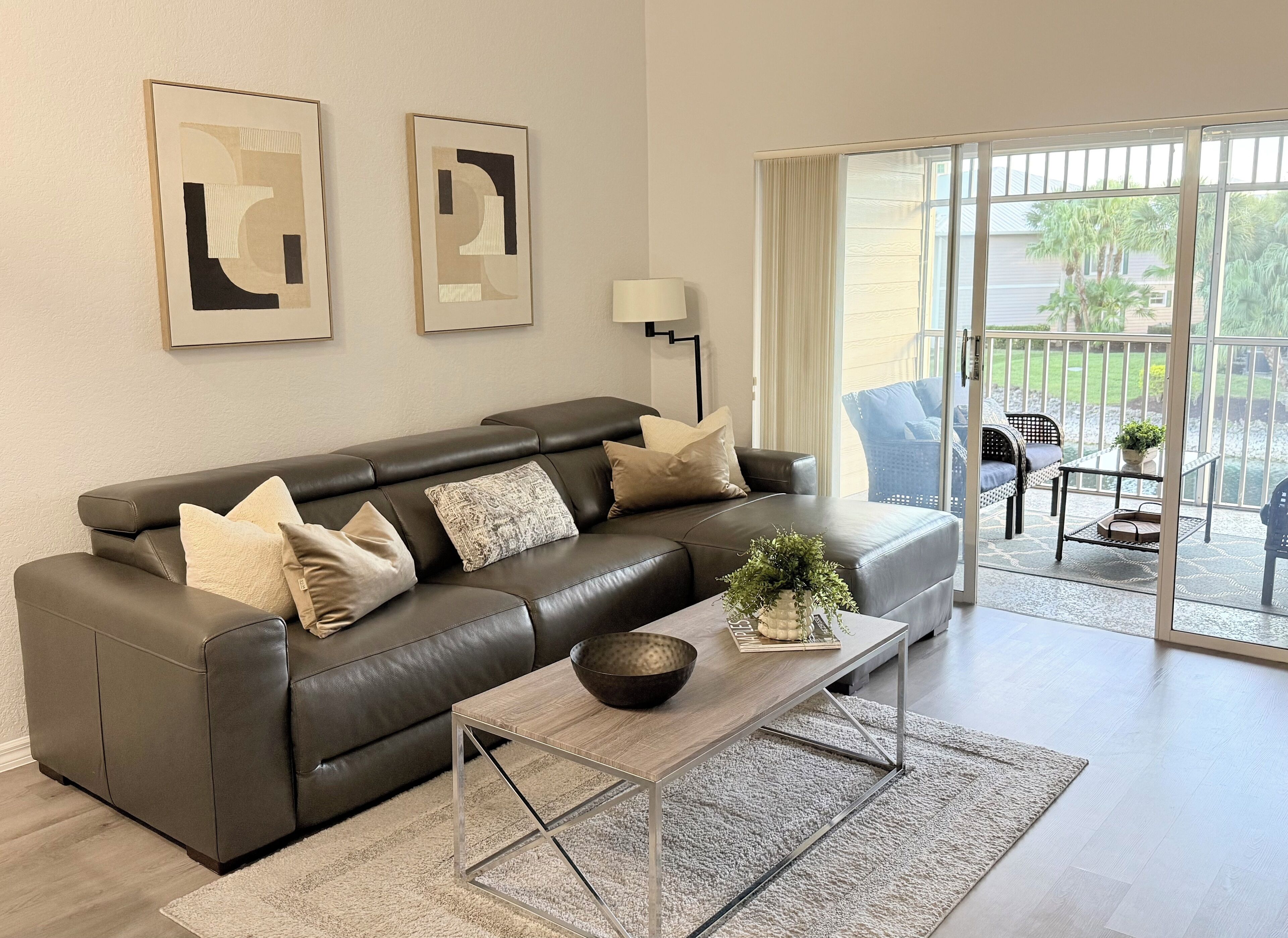 Smart-tv, een open haard en een computerscherm