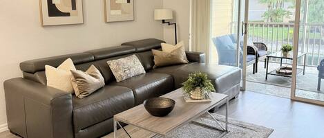 Smart-tv, een open haard en een computerscherm