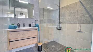 Bathtub, hair dryer