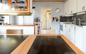 Kylskåp, mikrovågsugn, spishäll och kaffe- och tebryggare